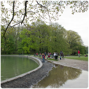 Parkbänke am Adenauer Weiher im April