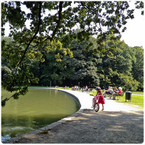 Parkbänke am Adenauer Weiher im September