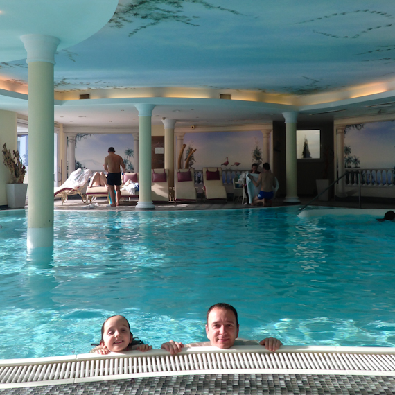 Schwimmbad im Leading Family Hotel & Resort ALPENROSE