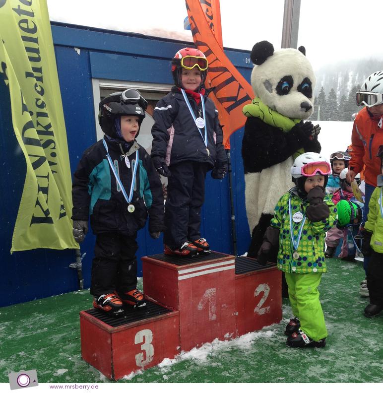 Siegerehrung nach dem Skirennen - bei den Kleinen gewinnen alle