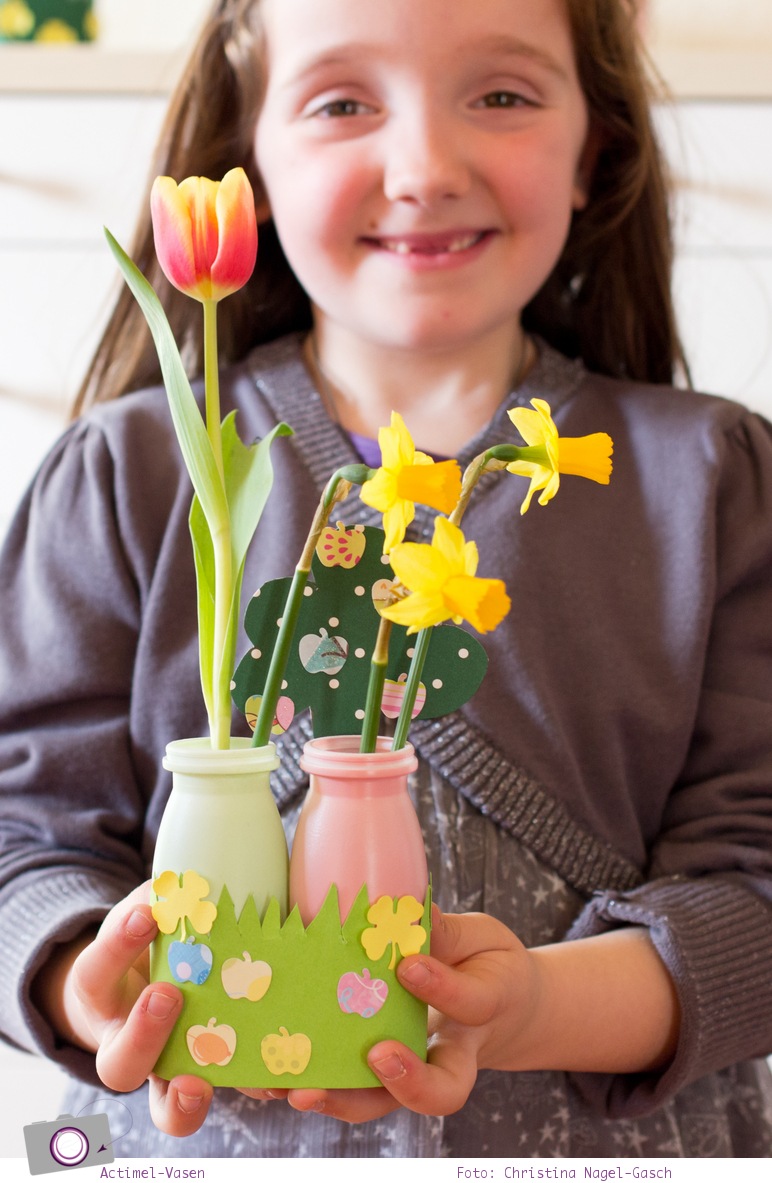 Basteln mit Kindern: Actimel Vase für Frühlingsblumen
