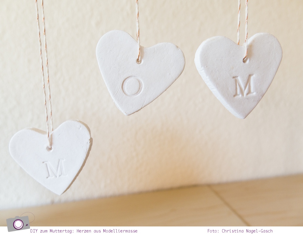 Basteln zum Muttertag: Herzen aus Modelliermasse 