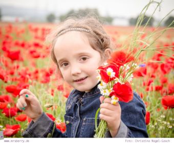 Kinderfotografie im Mohnblumenfeld - 7 Tipps für schöne Kinderfotos