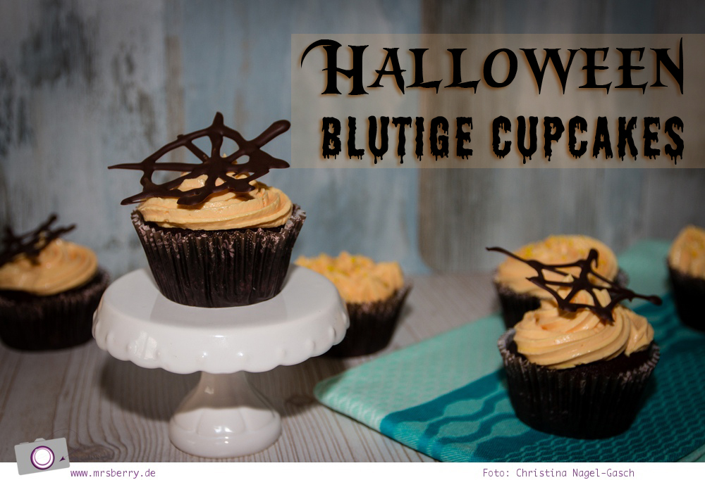Rezept für Halloween Cupcakes mit blutiger Fruch-Füllung und Frischkäse-Mascarpone-Frosting