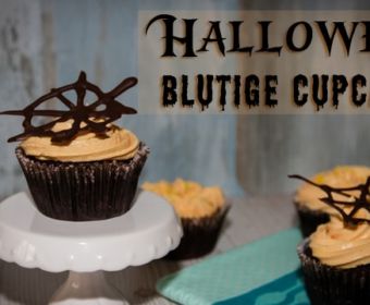 Rezept für Halloween Cupcakes mit blutiger Fruch-Füllung und Frischkäse-Mascarpone-Frosting