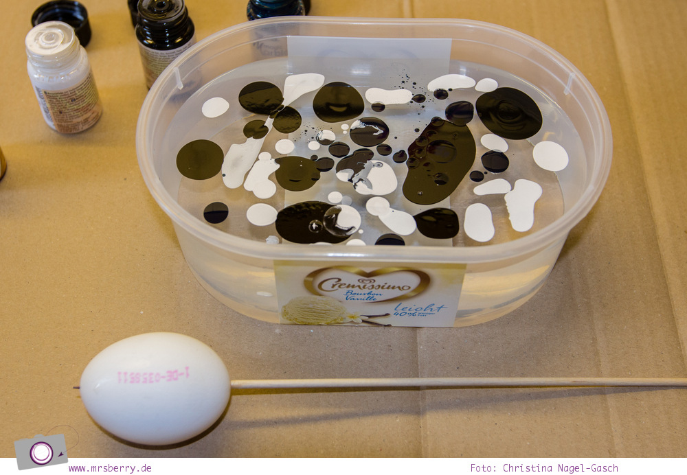 Ostereier bemalen: ausgeblasene Eier marmorieren