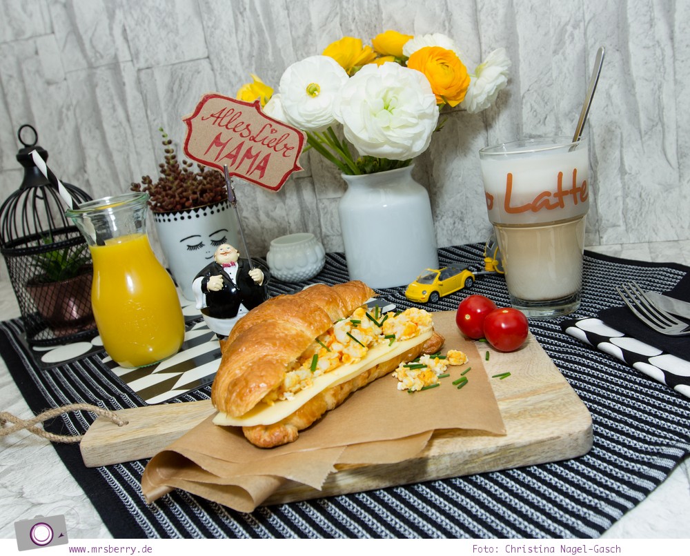 Croissant mit Rührei und Käse & Orangensaft im Weckglas