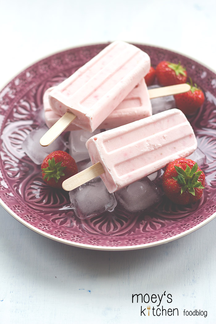 Rezept für Erdbeer-Käsekuchen-Eis am Stiel von Moey's Kitchen