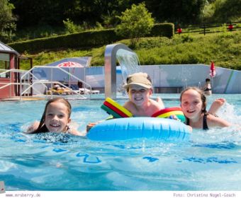 Camping mit Kindern in der Eifel - Prümtal Camping Oberweis: Badespaß im Freibad
