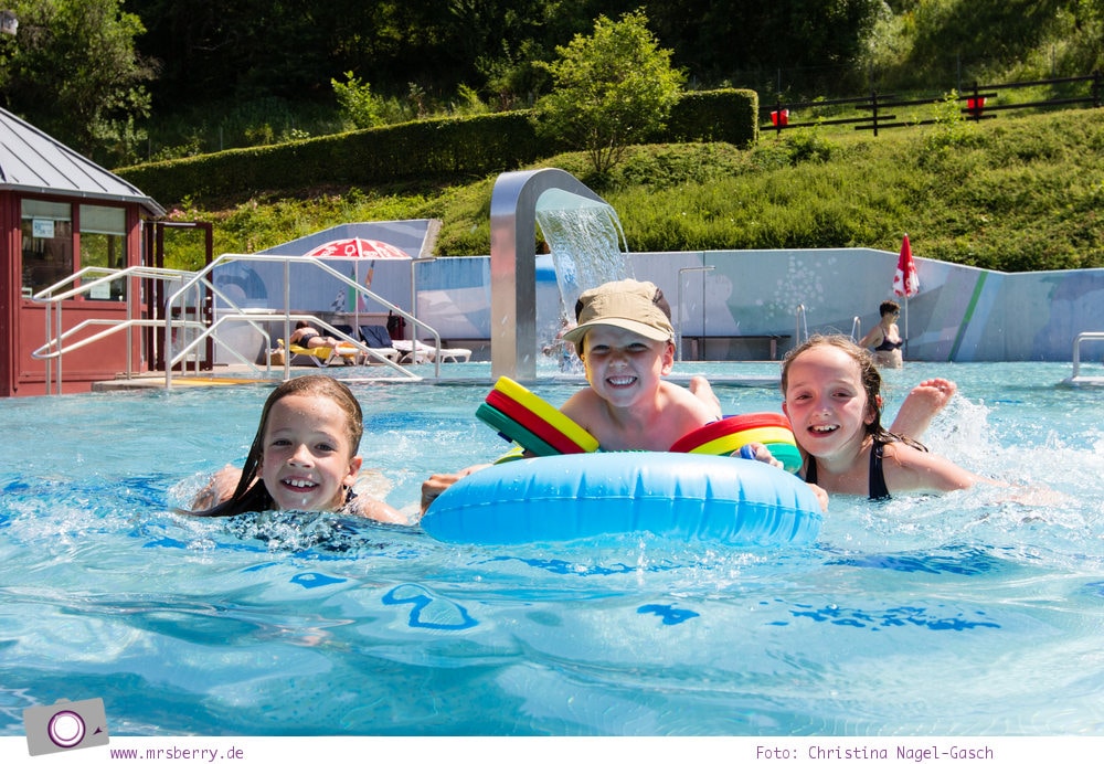 Camping mit Kindern in der Eifel - Prümtal Camping Oberweis: Badespaß im Freibad
