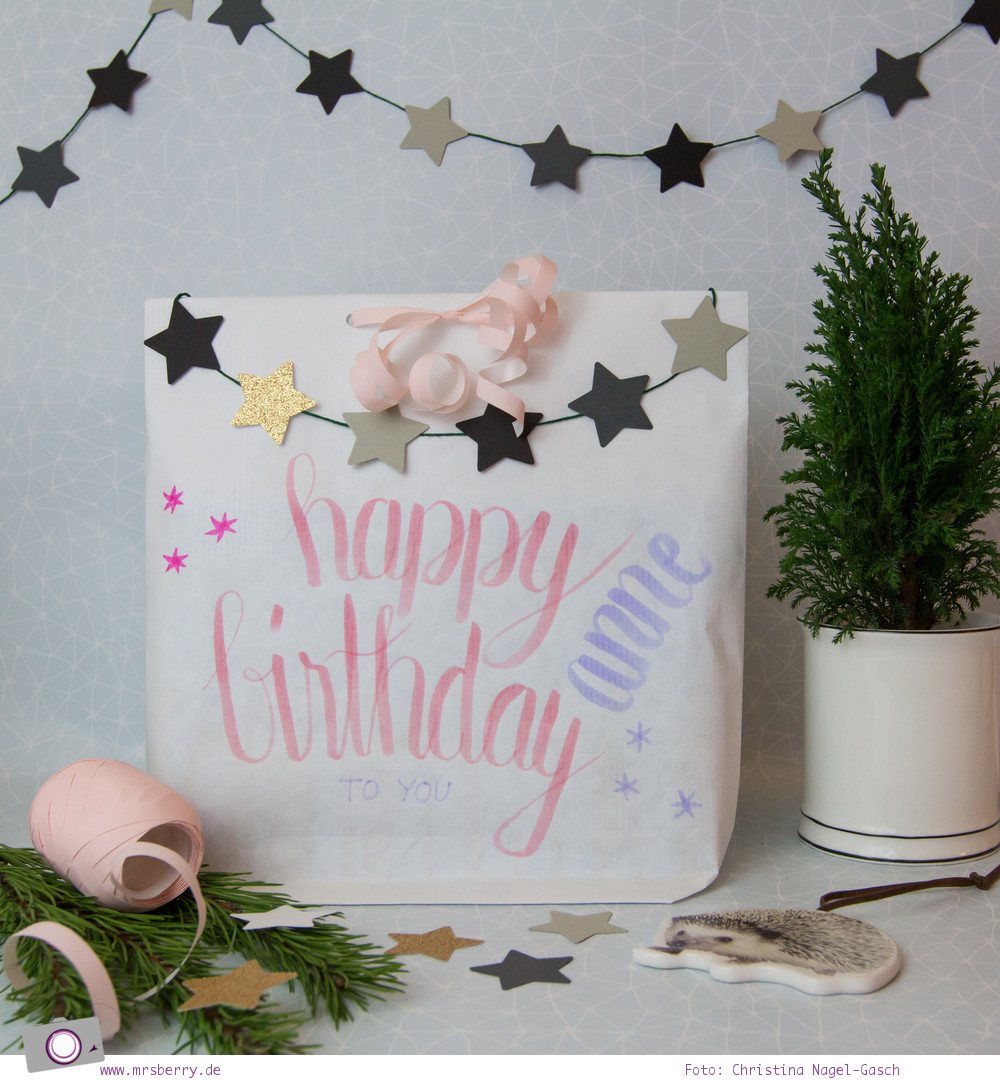 Geschenke schön verpacken - Geburtstagsgeschenk Tüte selber basteln | Handlettering