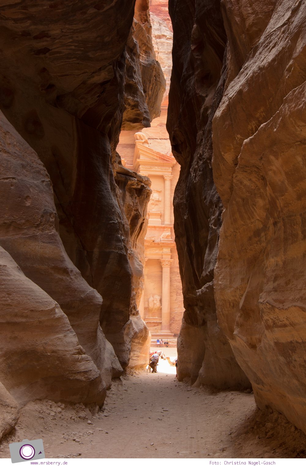 Rundreise Jordanien - ein Reisebericht: Besuch der antiken Felsenstadt Petra - das Schatzhaus hinter einem Felsvorsprung des Siq