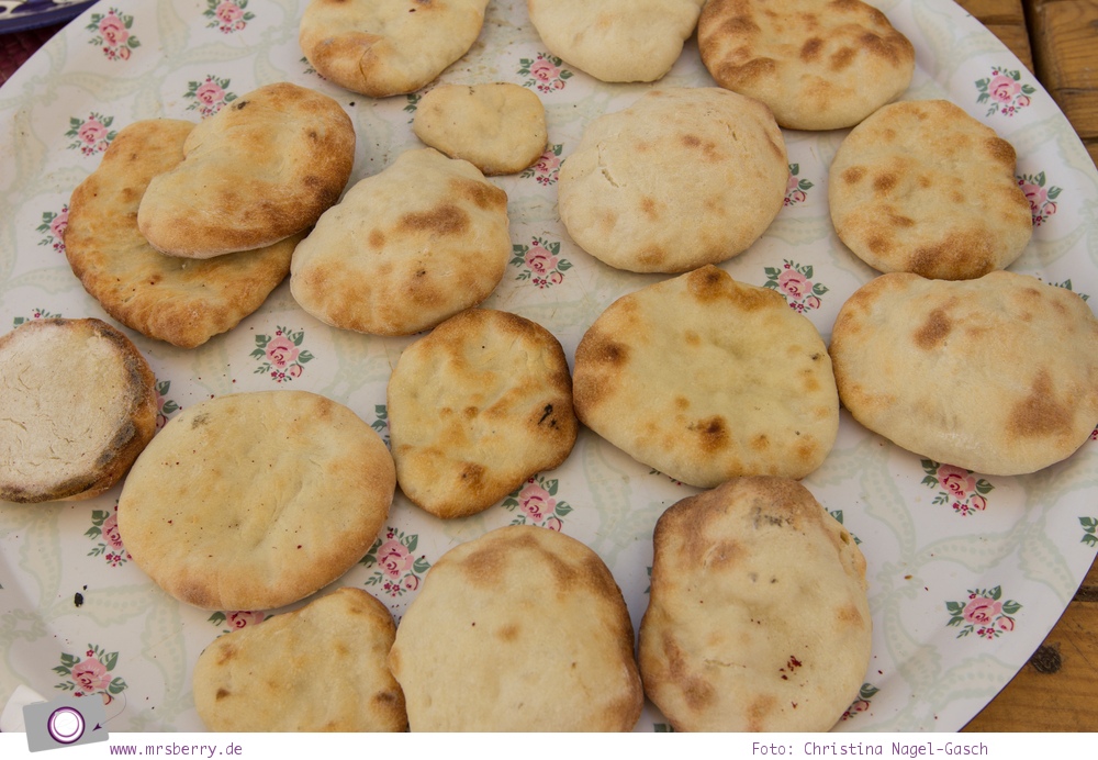 Rundreise Jordanien - ein Reisebericht: Arabisch kochen in der Kochschule Beit Sitti in Amman - hier frisches Fladenbrot