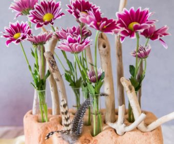 Beach Deko DIY mit Blumen im Reagenzglas im Backstein