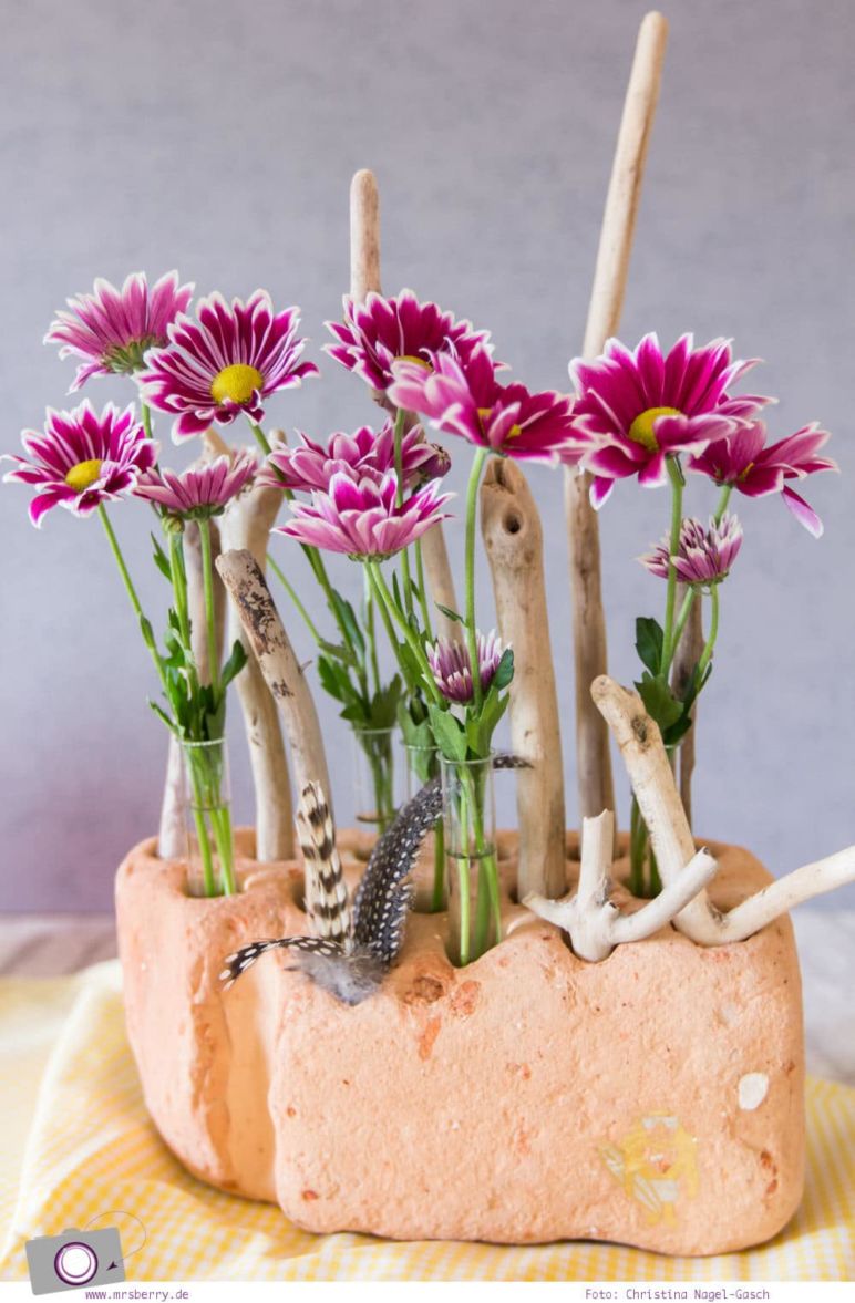 Beach Deko DIY mit Blumen im Reagenzglas im Backstein