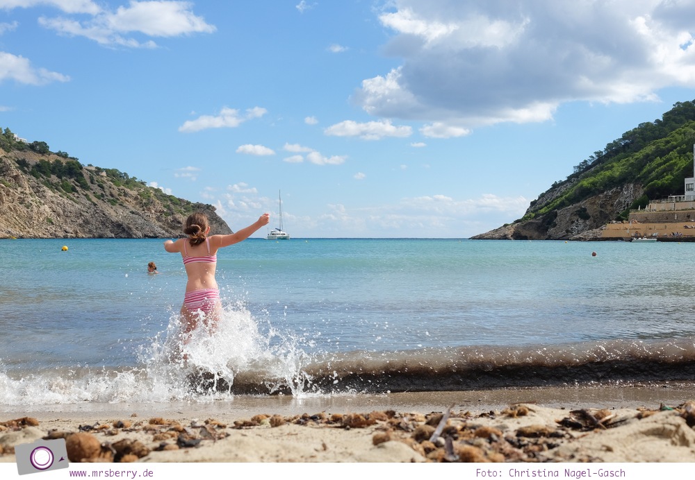 Ibiza mit Kindern - Reisebericht mit Tipps für die Region Santa Eularia: Badespaß am Strand Cala Llonga