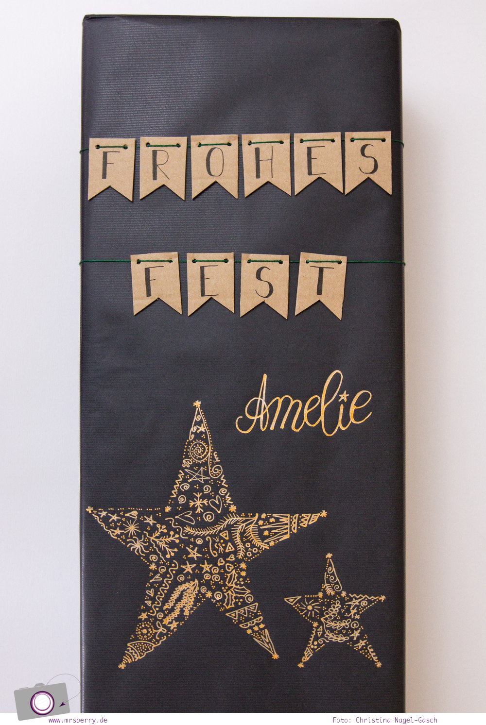 DIY: Geschenke schön verpacken für Weihnachten - mit schwarzem Kraftpapier, Gelschreiber und Buchstabenwürfel
