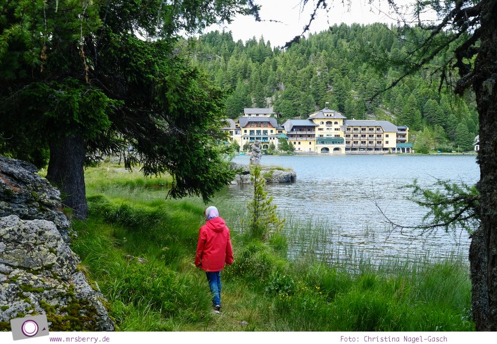 Steiermark mit Kind - Urlaub im Seehotel Jägerwirt auf der Turracher Höhe am Turracher See: Hotelansicht vom Turracher See