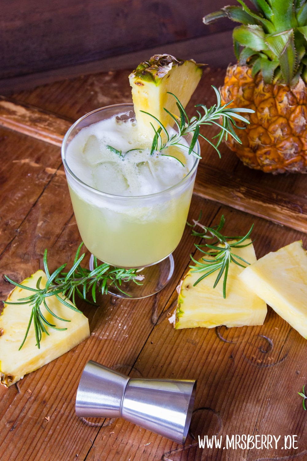 Muttertagsgeschenke: Gin-Cocktail-Party mit Rezept für Ananas-Rosmarin-Gin Cocktail