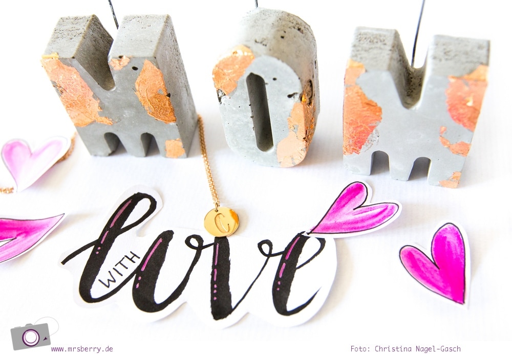 DIY Memohalter-Buchstaben aus Beton zum Muttertag basteln + Hand Lettering Botschaft für Mama