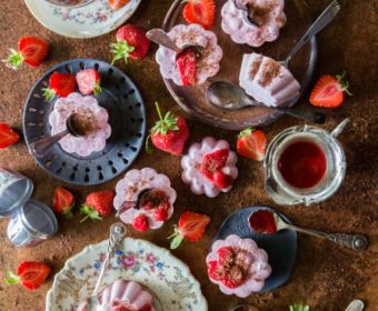 Erdbeereis selber machen - ohne Eismaschine | Rezept für selbstgemachtes Eis aus Erdbeeren, Joghurt und Sahne.