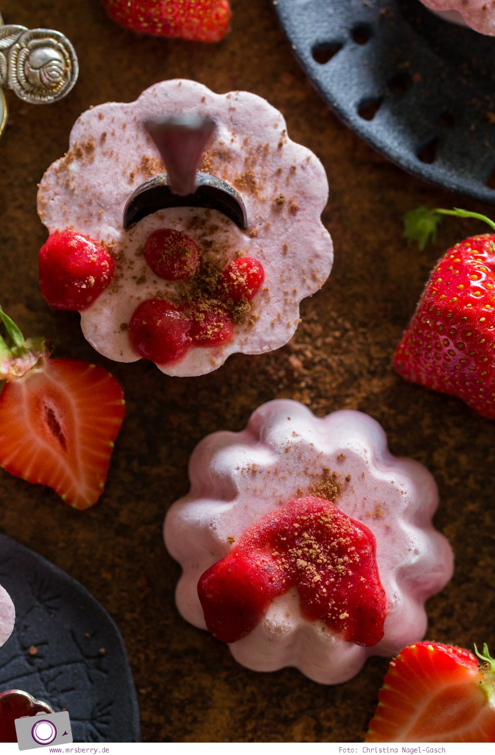 Erdbeereis selber machen - ohne Eismaschine | Rezept für selbstgemachtes Eis aus Erdbeeren, Joghurt und Sahne.