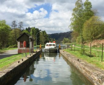 Hausbooturlaub in Frankreich: aus dem Rhein-Marne-Kanal in Elsass-Lothringen | Tagesetappe von Niderviller über Lutzeburg nach Saverne.