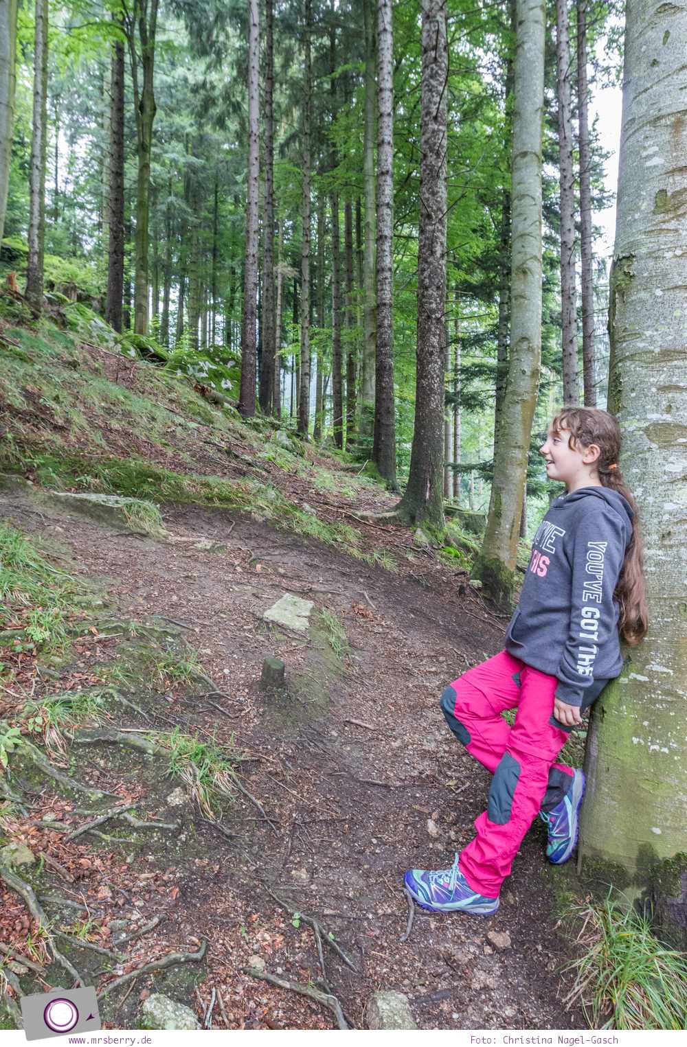 Mit dem Merrell Capra Bolt Lace Kinder Wanderschuh sicher und trockenen Fusses unterweges im Wald.