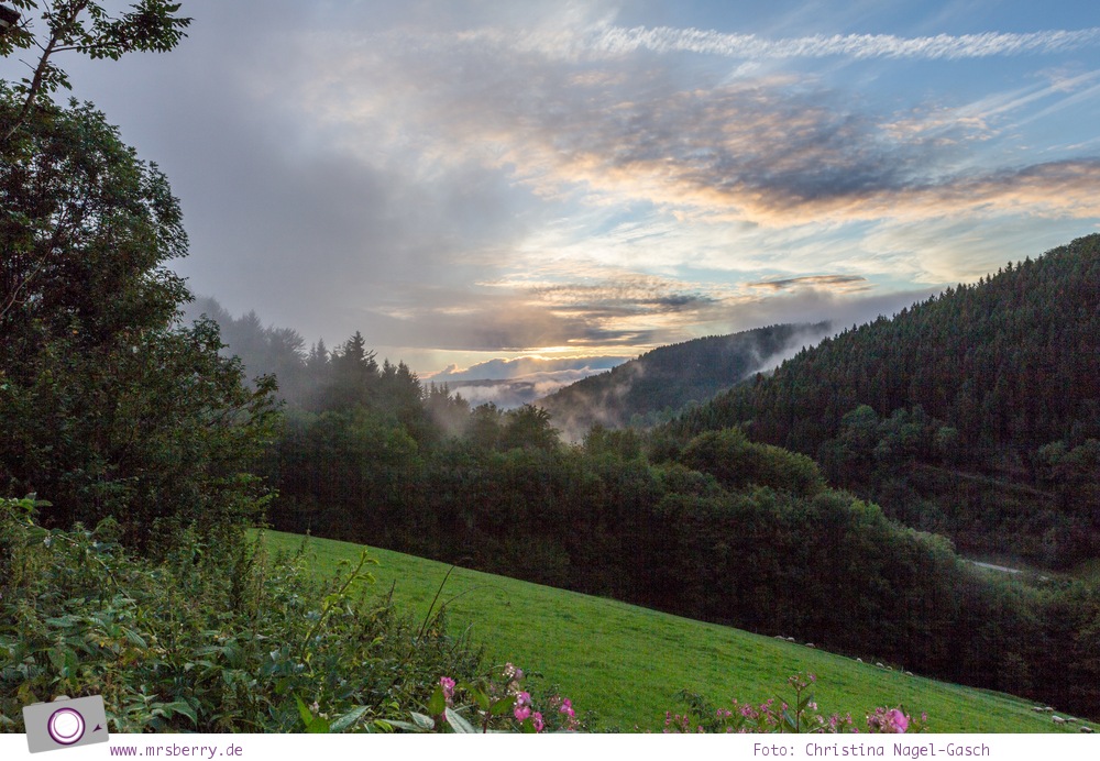 ZweiTälerLand im Schwarzwald: nach dem Regen folgt Sonnenschein und das erzeugt diese wunderschöne Stimmung im Sonnenuntergang