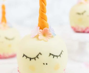 Einhorn Schokoapfel selber machen: Sind diese Einhorn Schokoladen-Äpfel nicht zuckersüß? Die sind garantiert der Hit auf der nächsten Party oder zum Kindergeburtstag. Ich zeige euch, wie ihr diese süßen Einhorn Schokoäpfel mit wenigen Handgriffen selber machen könnt.