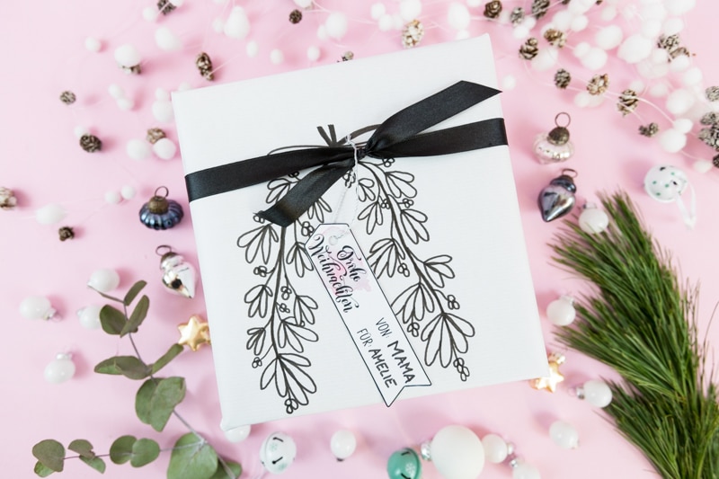 Handlettering Geschenkanhänger Freebie zum kostenlosen Download! Mit diesen liebevoll gestalteten Geschenkanhängern kannst du deine Weihnachtsgeschenke personalisieren.