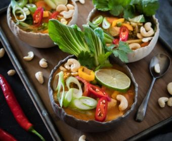Rezept für Thai Suppe mit rotem Curry, zartem Hähnchen, viel knackig frischem Gemüse, wie Pak Choi, Spitzpaprika und Brokkoli und nussigen Cashew Kernen.