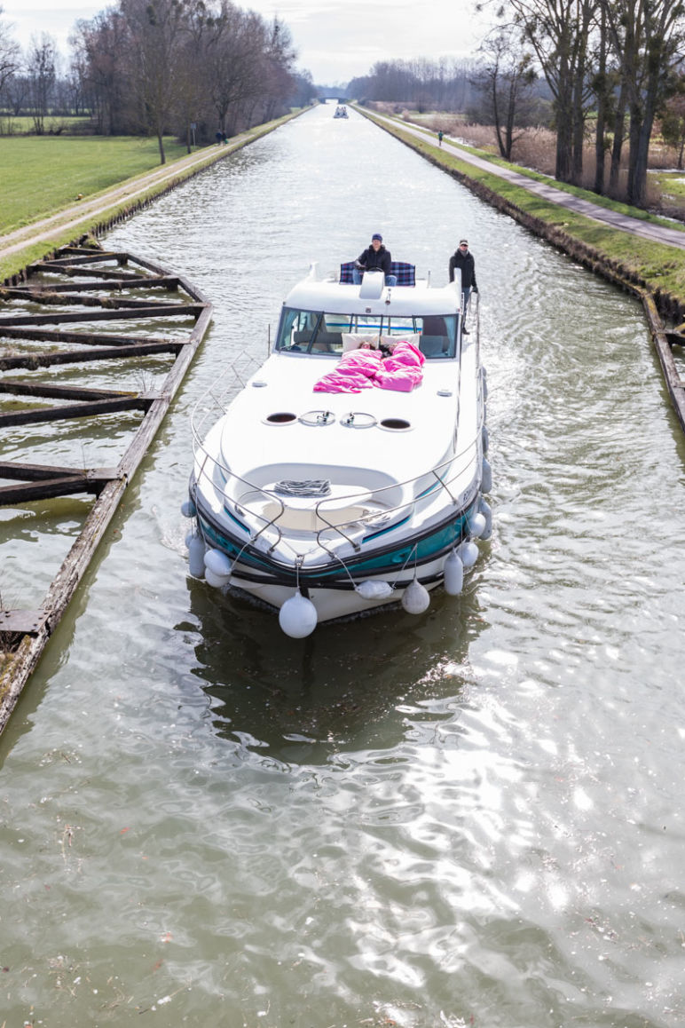 Hausbootferien in Frankreich - Familienurlaub auf dem Hausboot auf dem Rhein-Marne-Kanal in Elsass - MrsBerry Familien-Reiseblog: Schleusen mit dem Hausboot
