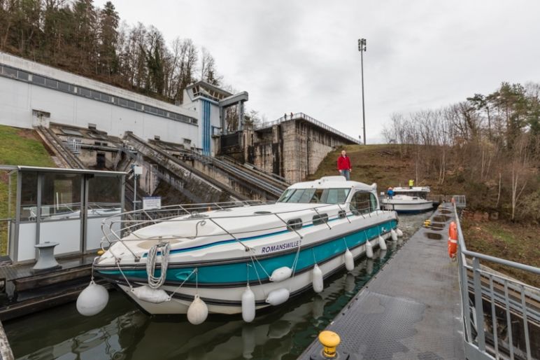 Hausbootferien in Frankreich - Familienurlaub auf dem Hausboot auf dem Rhein-Marne-Kanal in Elsass - MrsBerry Familien-Reiseblog: Schiffshebewerk in Arzviller