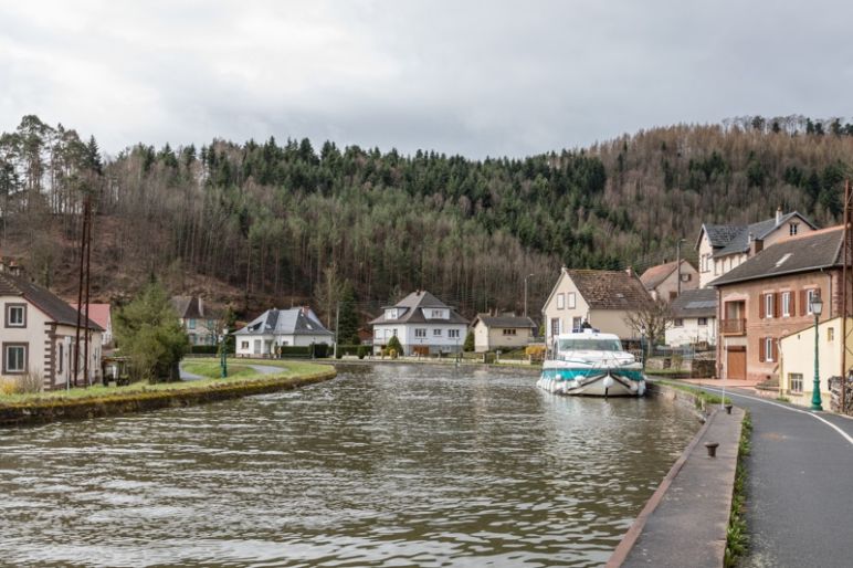 Hausbootferien in Frankreich - Familienurlaub auf dem Hausboot auf dem Rhein-Marne-Kanal in Elsass - MrsBerry Familien-Reiseblog: Niderviller