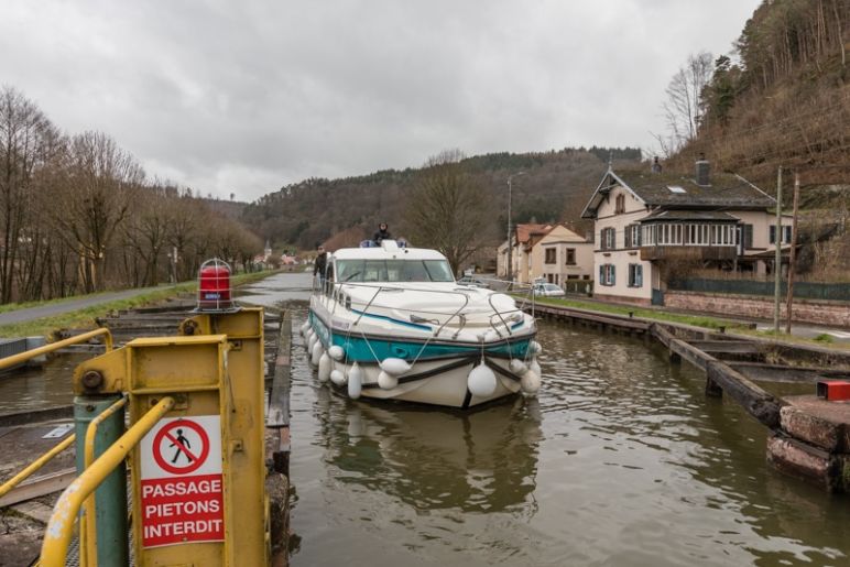 Hausbootferien in Frankreich - Familienurlaub auf dem Hausboot auf dem Rhein-Marne-Kanal in Elsass - MrsBerry Familien-Reiseblog: Niderviller