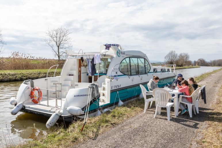 Hausbootferien in Frankreich - Familienurlaub auf dem Hausboot auf dem Rhein-Marne-Kanal in Elsass - MrsBerry Familien-Reiseblog: wild anlegen bei schönem Wetter