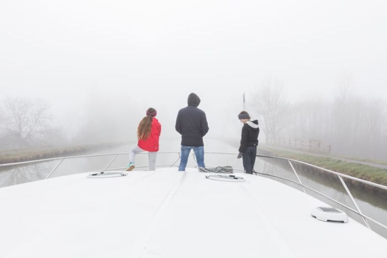 Hausbootferien in Frankreich - Familienurlaub auf dem Hausboot auf dem Rhein-Marne-Kanal in Elsass - MrsBerry Familien-Reiseblog: morgendlicher Nebel im Frühling