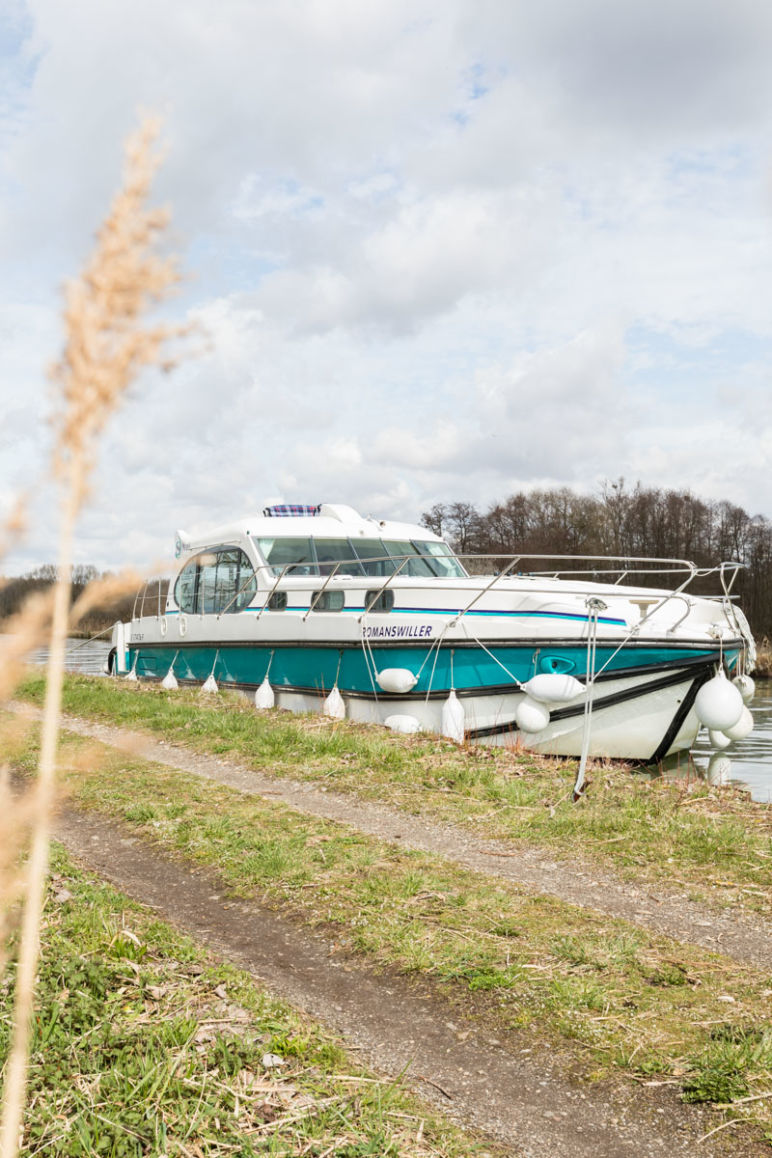 Hausbootferien in Frankreich - Familienurlaub auf dem Hausboot auf dem Rhein-Marne-Kanal in Elsass - MrsBerry Familien-Reiseblog: die Sonne zeigt sich und wir geniessen die ersten Sonnenstrahlen im Frühling beim Landgang