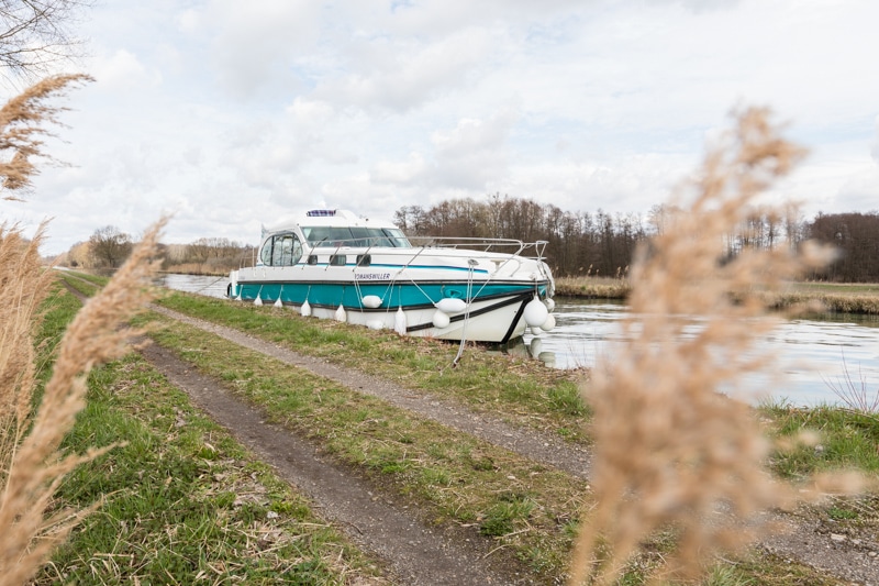 Hausbootferien in Frankreich - Familienurlaub auf dem Hausboot auf dem Rhein-Marne-Kanal in Elsass - MrsBerry Familien-Reiseblog: die Sonne zeigt sich und wir geniessen die ersten Sonnenstrahlen im Frühling beim Landgang
