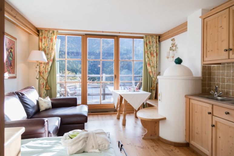 Naturhotel Lüsnerhof - Wellness und Wandern in Südtirol | Einrichtung der Zimmer - gemütlich und mit Panoramafenstern für beste Aussicht