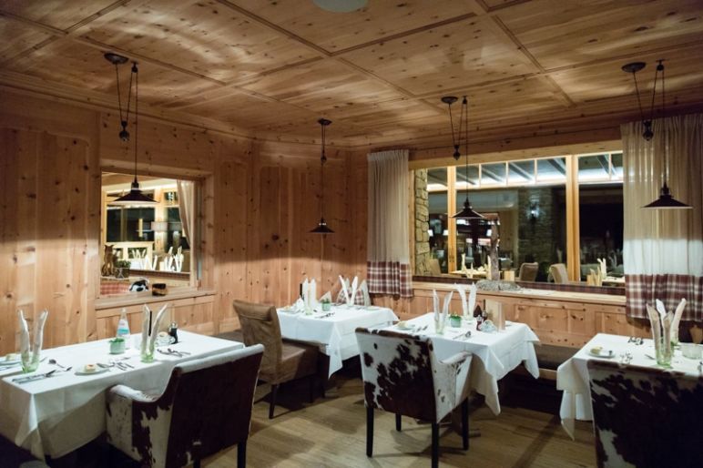 Naturhotel Lüsnerhof - Wellness und Wandern in Südtirol | Naturküche geniessen im mit viel Holz eingerichteten Restaurant