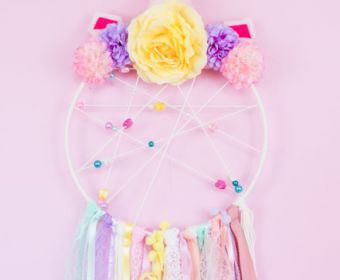 DIY Einhorn Traumfänger selber basteln mit Kindern. Dieses verträumte DIY werden Kinder lieben und sind mit Freude beim Basteln dabei. Mit der einfachen und verständlichen Schritt für Schritt Anleitung gelingt das kreative und verspielte DIY Einhorn Projekt auf jeden Fall.