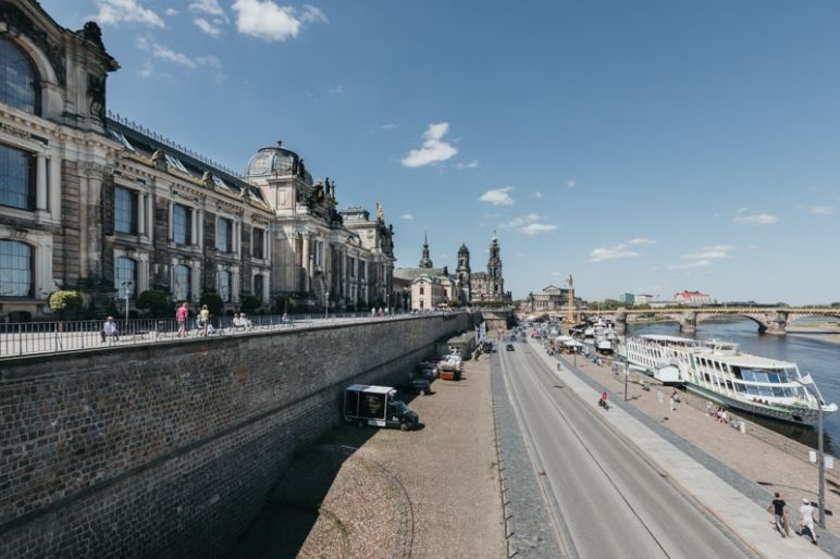 Städtereise Dresden Sehenswürdigkeiten - Die Brühlsche Terrasse mit Kunstakademie und Blick auf Hofkirche und Semperoper im Hintergrund sowie einem Dampfer auf der Elbe.
