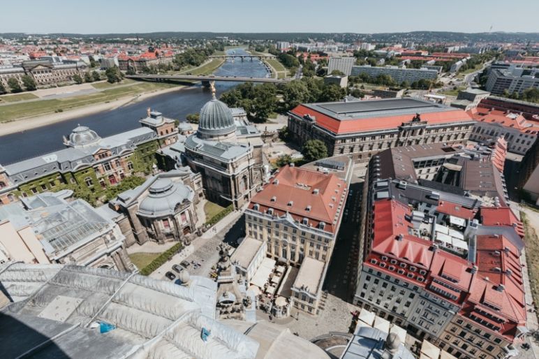 Städtereise Dresden Sehenswürdigkeiten - Die Dresdner Frauenkirche mit Ausblick von der Laterne auf die Stadt Dresden.