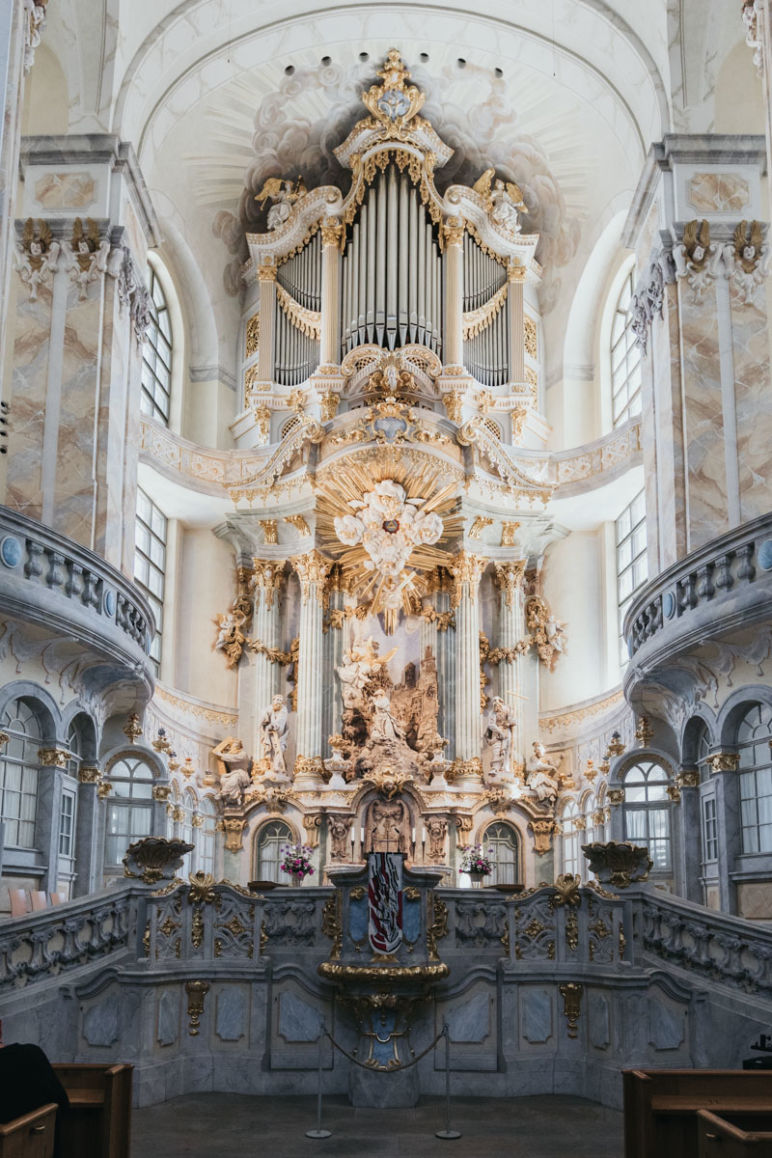 Städtereise Dresden Sehenswürdigkeiten - Die Dresdner Frauenkirche mit Blick auf den Altar mit Silbermannorgel.