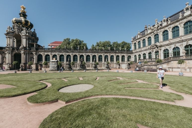Städtereise Dresden Sehenswürdigkeiten - Die Gartenanlage und das Kronentor des Dresdner Zwinger.