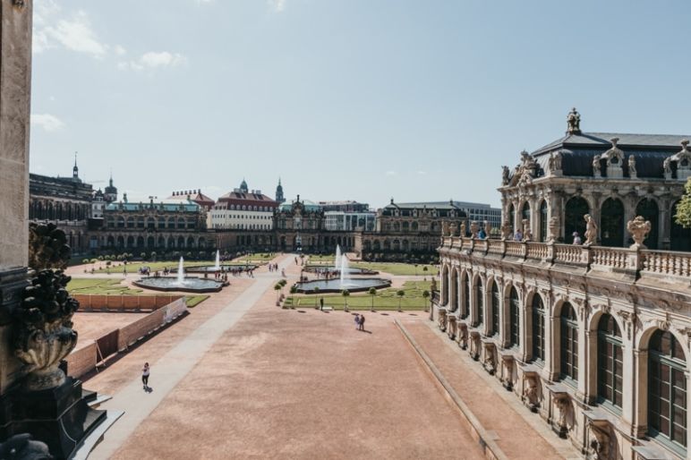 Städtereise Dresden Sehenswürdigkeiten - Der Dresdner Zwinger mit Blick auf die Gartenanlage mit Brunnen vom Wallpavillon aus.
