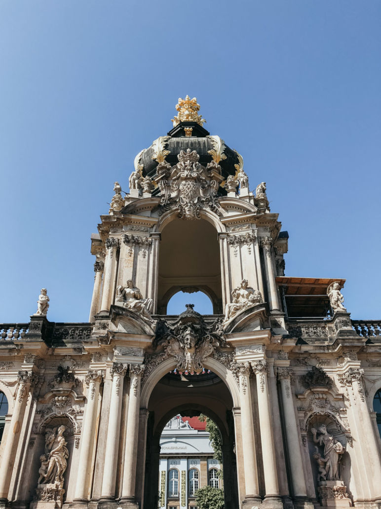 Städtereise Dresden Sehenswürdigkeiten - Das Kronentor ist die wohl bekannteste Abbildung des Zwinger.