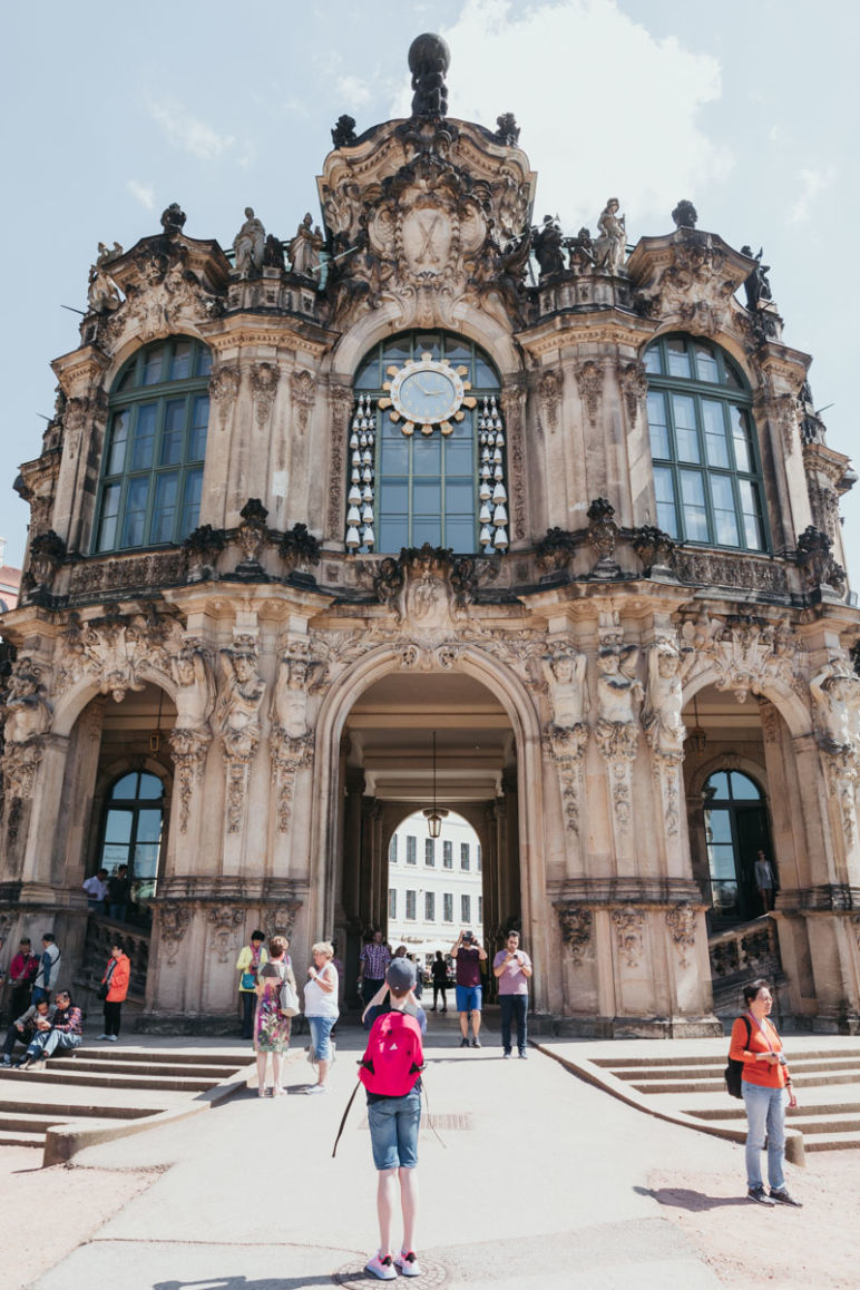 Städtereise Dresden Sehenswürdigkeiten - Der Stadt- oder Glockenspielpavillon im Dresdner Zwinger mit Uhr und einem Glockenspiel aus Meißner Porzellan.